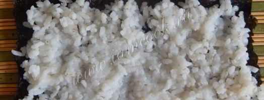 роллы с креветками и огурцом. Шаг 9