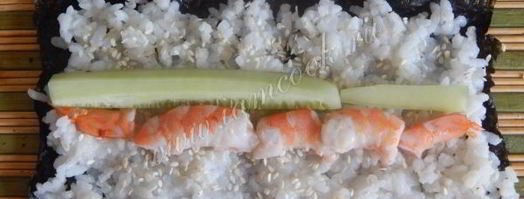 роллы с креветками и огурцом. Шаг 10