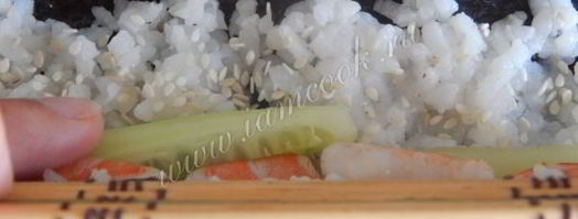 роллы с креветками и огурцом. Шаг 11