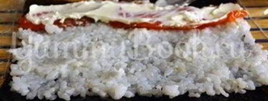 роллы с лососем и филадельфией. Шаг 7