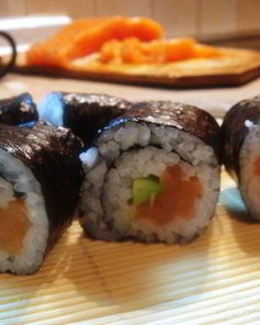 Роллы с семгой и авокадо