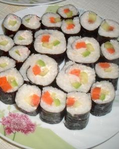 Суши роллы ассорти с авакадо крабовыми палочками и семгой