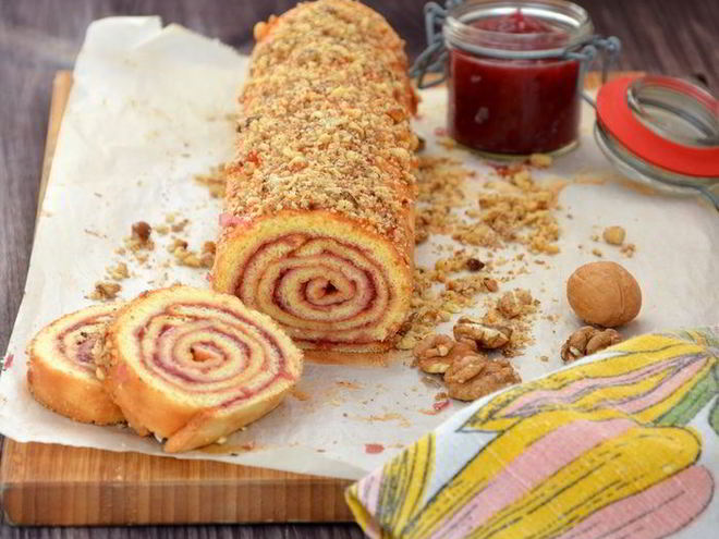 Рецепт двойного бисквитного рулета с джемом