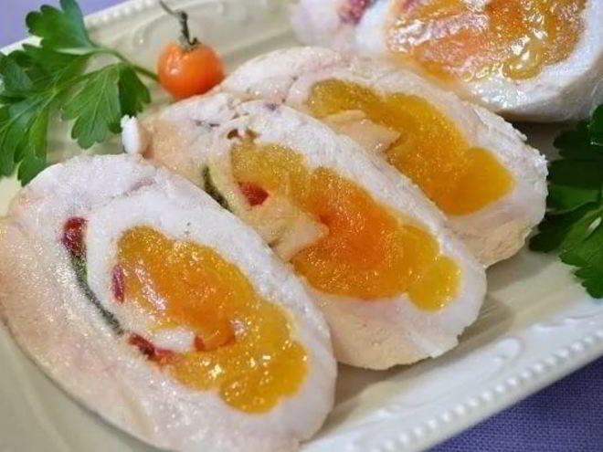 Рецепт куриных рулетиков с курагой и горьким перцем