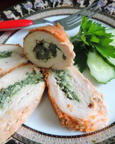 Куриные рулетики со шпинатом под сметанно-томатным соусом