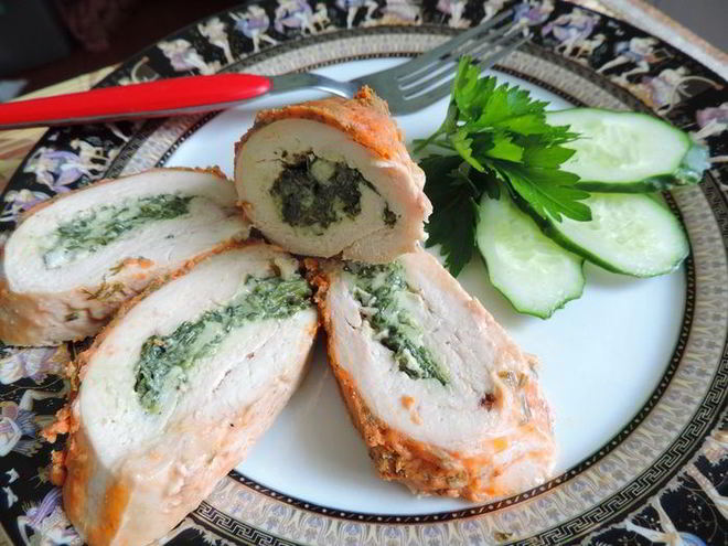 Рецепт куриных рулетиков со шпинатом под сметанно-томатным соусом