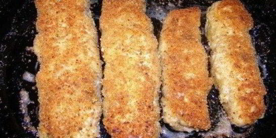 Куриные рулеты с сыром и грибами в сметане