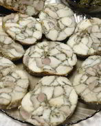 Мраморный рулет из курицы