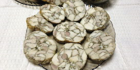 Мраморный рулет из курицы