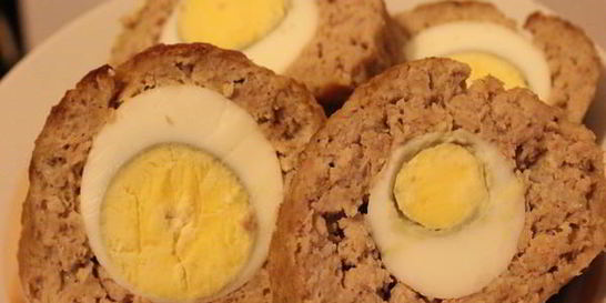 Мясной рулет, фаршированный яйцами