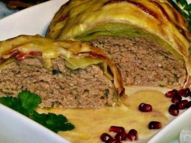 Рецепт мясного рулета в сливочно-сырном соусе