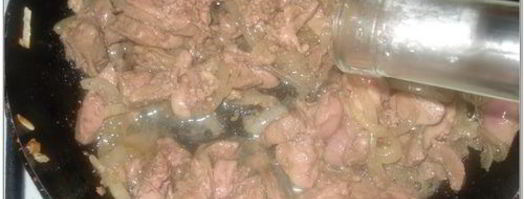 мясные рулетики с куриной печенью и перцем. Шаг 4