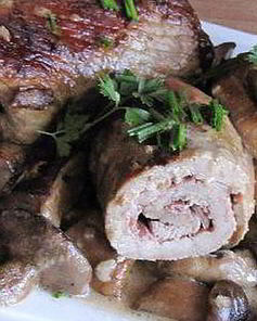 Мясные рулеты с чесноком в грибном соусе
