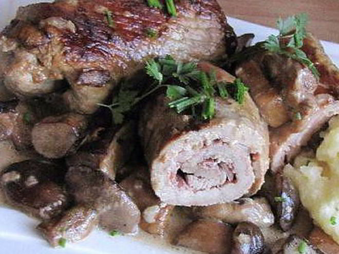 Рецепт мясных рулетов с чесноком в грибном соусе