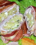 Рулет из куриной грудки с картофелем в беконе