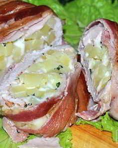 Рулет из куриной грудки с картофелем в беконе