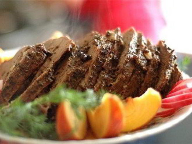 Рецепт рулета из оленины с черносливом и грецкими орехами