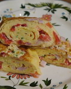 Рулет из омлета с ветчиной и сыром