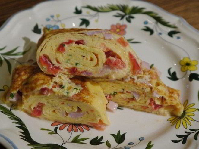 Рецепт рулета из омлета с ветчиной и сыром