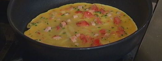 рулет из омлета с ветчиной и сыром. Шаг 8