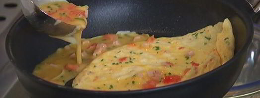 рулет из омлета с ветчиной и сыром. Шаг 9