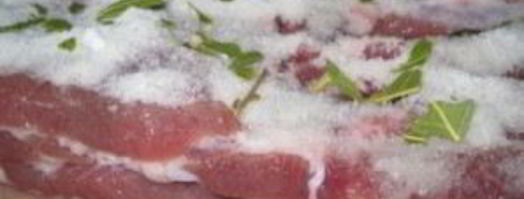 рулет из сала в луковой шелухе. Шаг 3