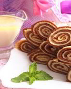 Рулетики из блинов с ванильным соусом