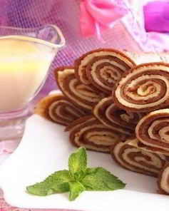 Рулетики из блинов с ванильным соусом