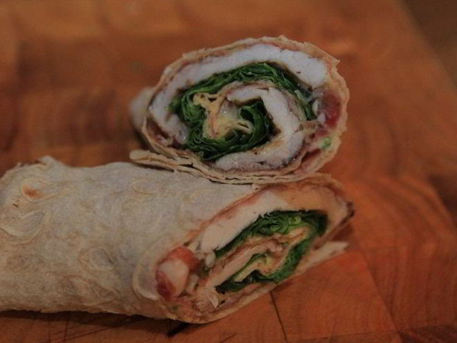 Рецепт рулетиков из лаваша с курицей, ветчиной и шпинатом