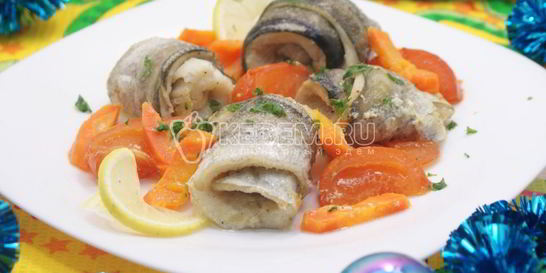 Рулетики из рыбы запеченные с овощами