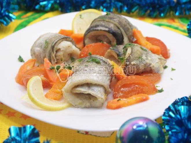 Рецепт рулетиков из рыбы запеченные с овощами