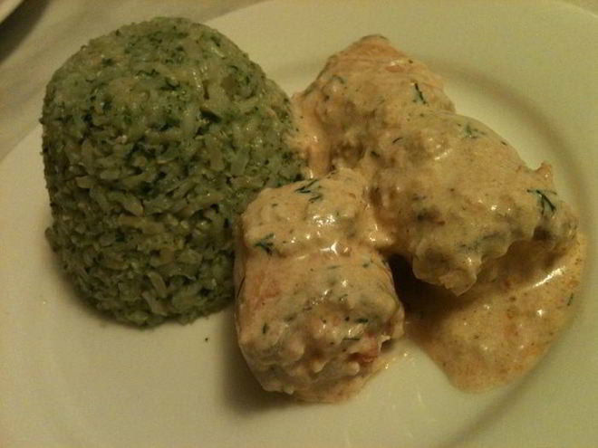 Рецепт рулетиков из семги с креветками в сливочном соусе и необработанным рисом со шпинатом