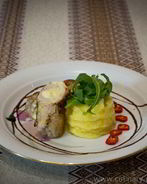 Рулетики из свинины в беконе с сыром дор-блю