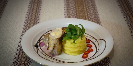 Рулетики из свинины в беконе с сыром дор-блю