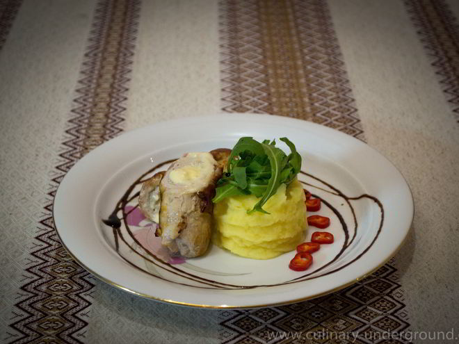 Рецепт рулетиков из свинины в беконе с сыром дор-блю