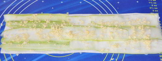 рулетики из теста фило с молодым кабачком и морковью. Шаг 5