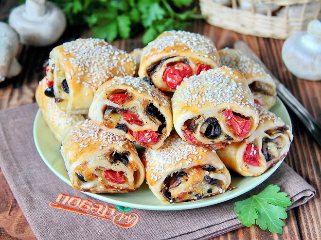 Рецепт рулетиков с томатами и грибами