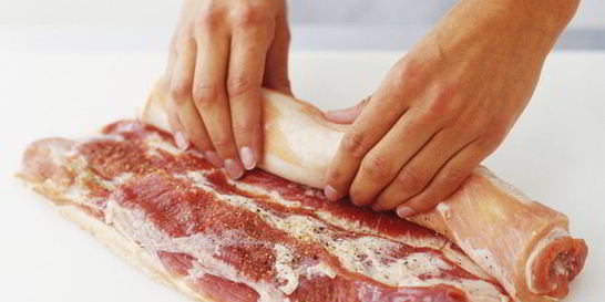 Рулеты из грудинки