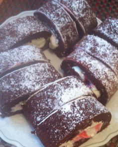 Шоколадный рулет с вишней и взбитыми сливками