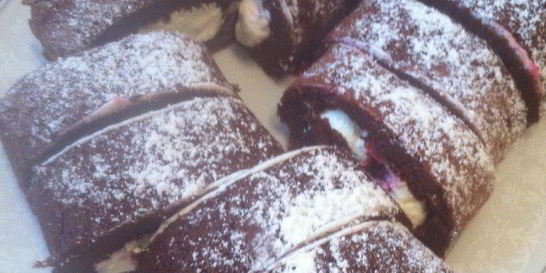 Шоколадный рулет с вишней и взбитыми сливками