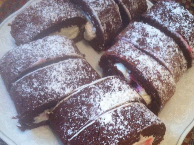 Рецепт шоколадного рулета с вишней и взбитыми сливками