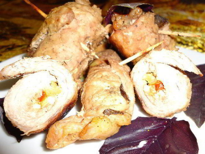 Рецепт свиных рулетиков со сладким перцем под базиликом