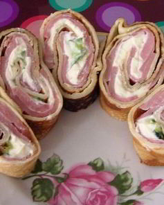 Закусочные рулетики из блинов с ветчиной