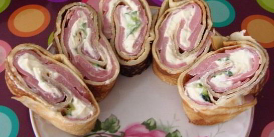 Закусочные рулетики из блинов с ветчиной