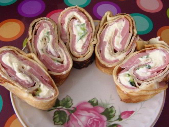 Рецепт закусочных рулетиков из блинов с ветчиной