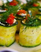 Закусочные рулетики из цукини с семгой