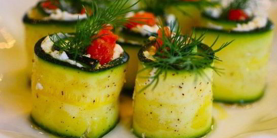 Закусочные рулетики из цукини с семгой