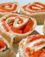 Закусочные рулеты с копченым лососем