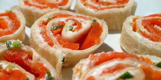 Закусочные рулеты с копченым лососем