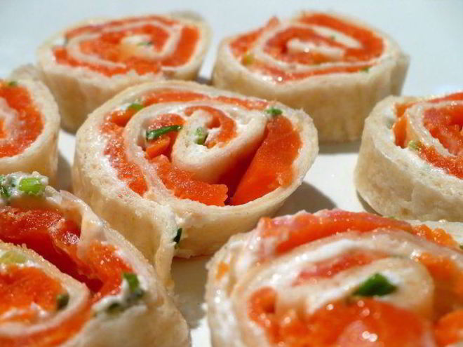 Рецепт закусочных рулетов с копченым лососем